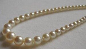 antique-certified-natural-saltwater-pearl-necklace-platinumdiamond-clasp-21640064-300x170-8526065
